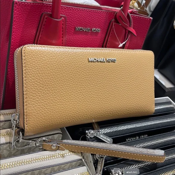 MICHAEL KORS Lg Pebbled Leather Continental Wallet Wristlet Phone Holder
Peanut - Picture 16 of 16